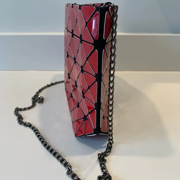 Unusual style shoulder bag in red. - Picture 5 of 6